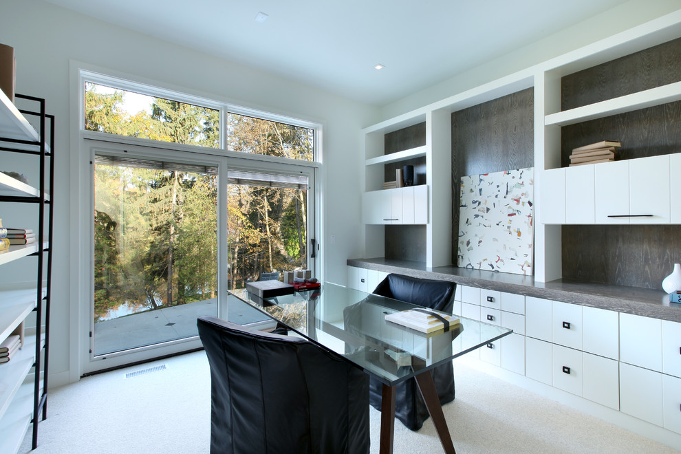 Ejemplo de despacho clásico renovado de tamaño medio sin chimenea con paredes blancas, moqueta y escritorio independiente