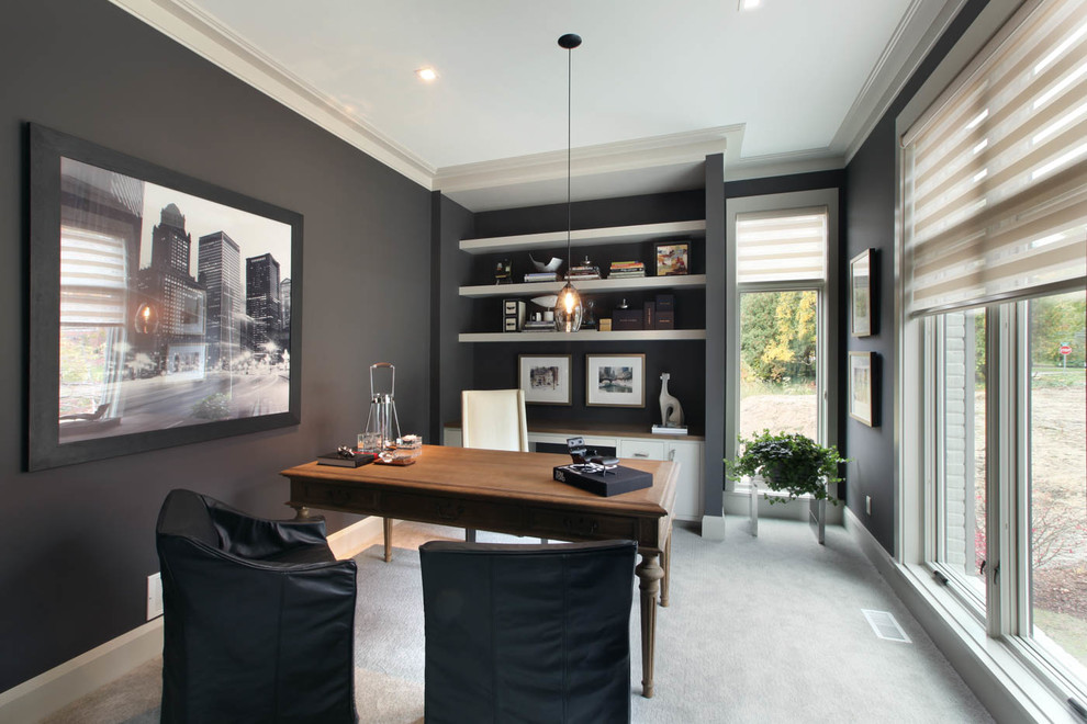 Aménagement d'un petit bureau classique avec un mur gris, moquette et un bureau indépendant.