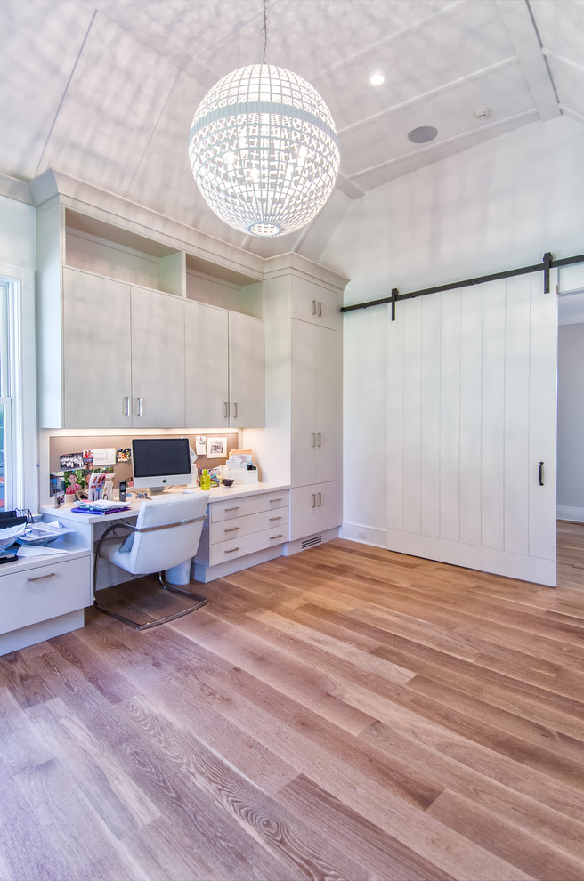 Imagen de despacho actual con suelo de madera clara