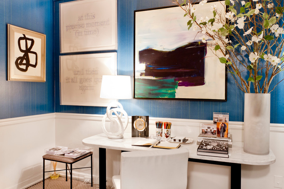 Inspiration för ett funkis arbetsrum, med blå väggar och ett fristående skrivbord