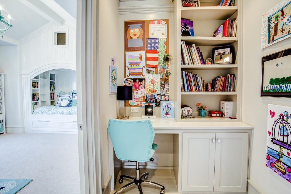 Diseño de despacho tradicional renovado pequeño con paredes beige, suelo de baldosas de porcelana, escritorio empotrado y suelo beige