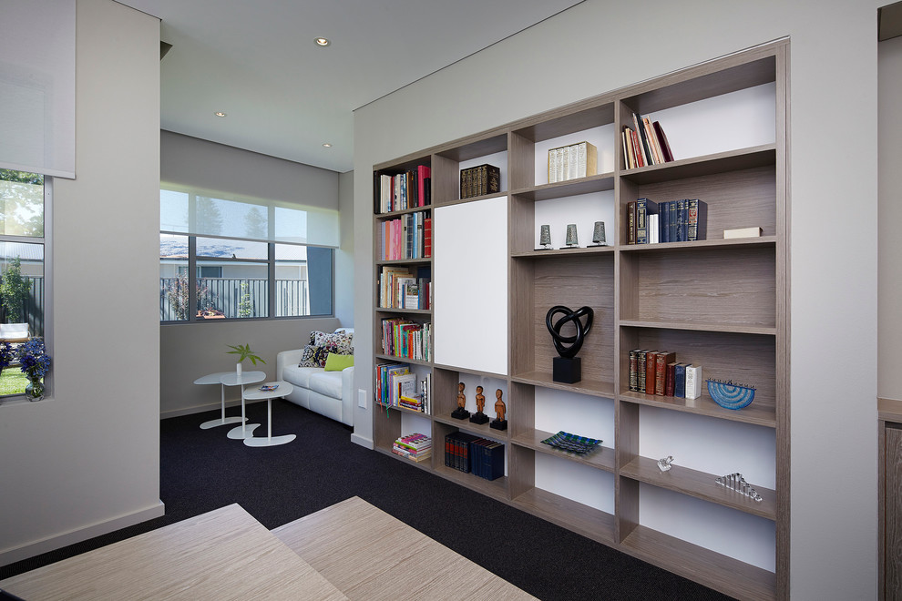 Идея дизайна: кабинет в современном стиле с бежевыми стенами и ковровым покрытием