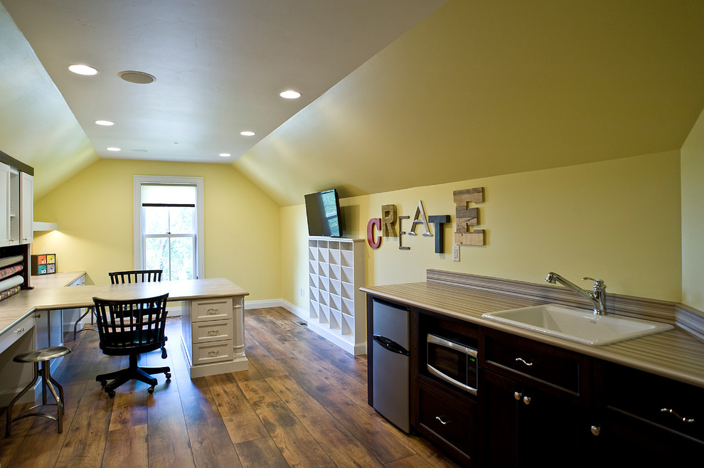 На фото: большой кабинет в классическом стиле с местом для рукоделия, желтыми стенами, полом из винила и встроенным рабочим столом