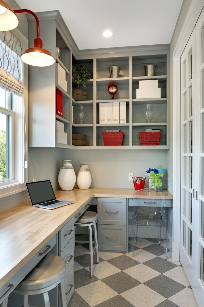 Inspiration för klassiska arbetsrum, med grå väggar och ett inbyggt skrivbord