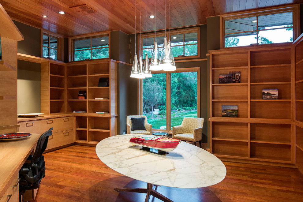Idee per un grande ufficio minimal con pareti beige, pavimento in legno massello medio e scrivania incassata