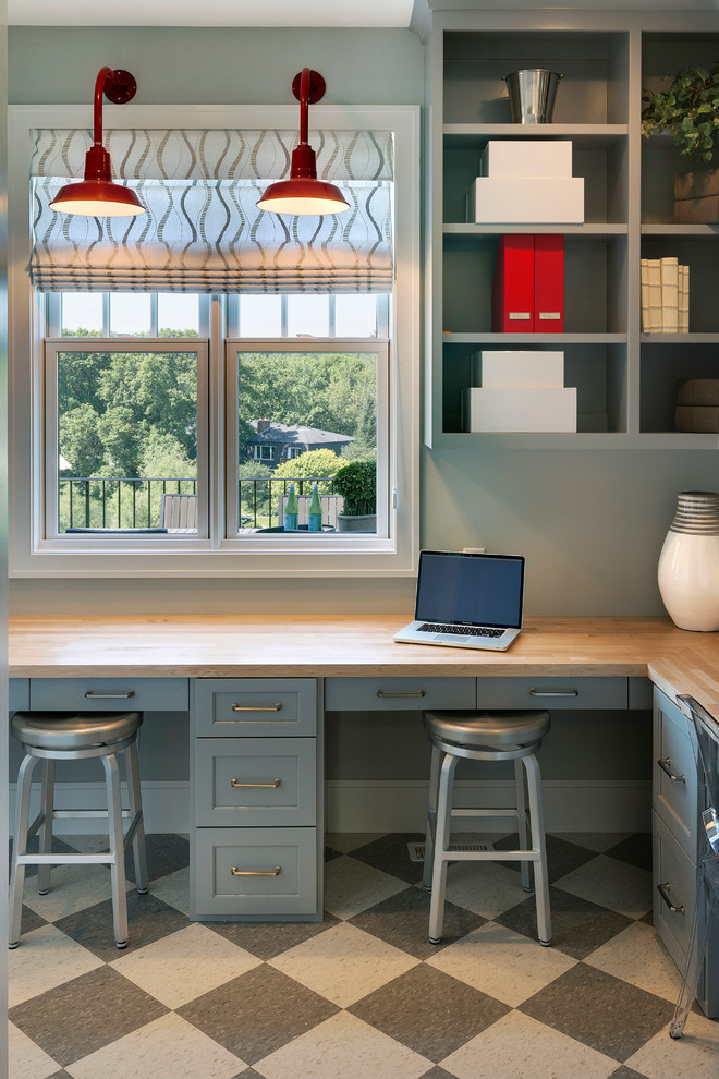 Imagen de despacho clásico de tamaño medio con paredes grises, suelo de linóleo y escritorio empotrado