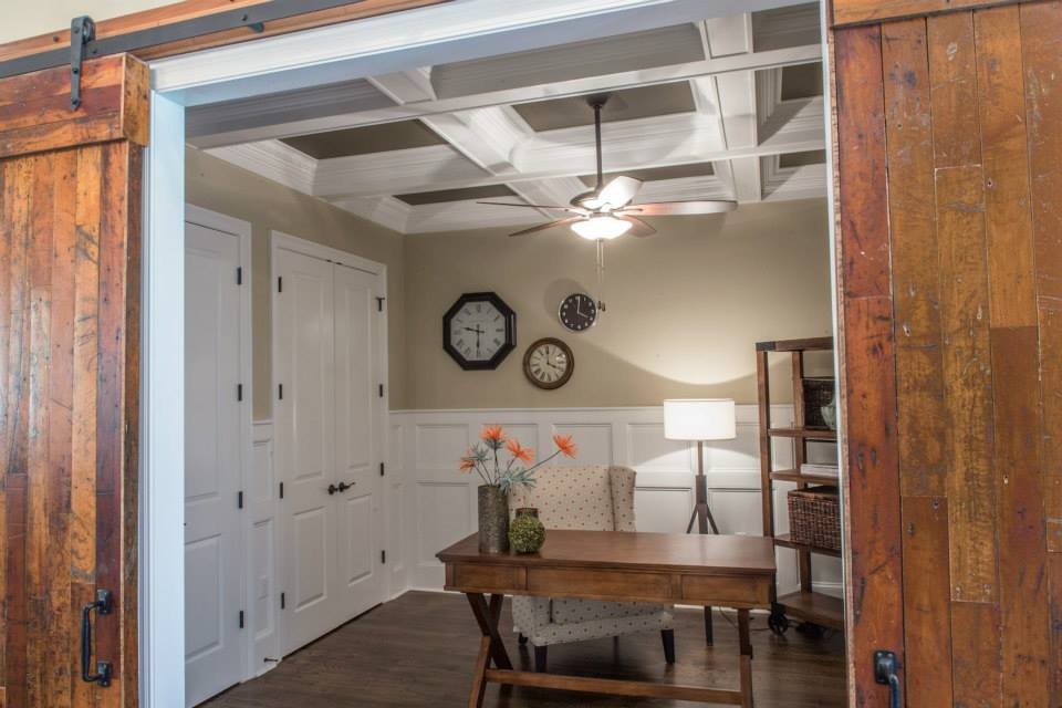 Inspiration för ett mellanstort vintage arbetsrum, med beige väggar, mörkt trägolv och ett fristående skrivbord