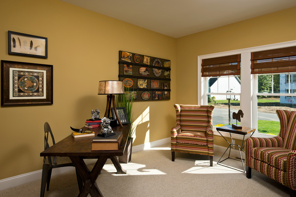 Inredning av ett klassiskt mellanstort hemmabibliotek, med gula väggar, heltäckningsmatta och ett fristående skrivbord