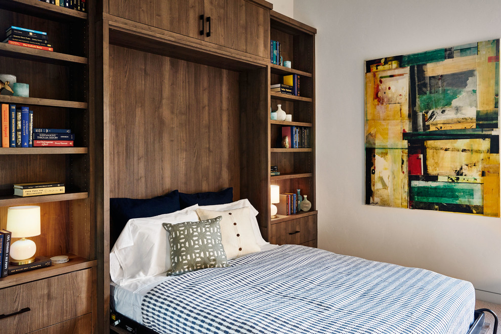 Cette photo montre un grand bureau tendance avec un mur blanc, moquette et un bureau indépendant.