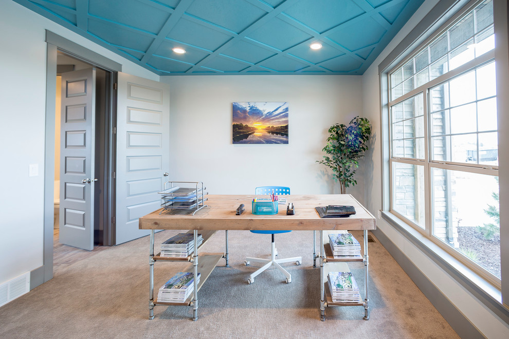 Mittelgroßes Klassisches Arbeitszimmer ohne Kamin mit Arbeitsplatz, blauer Wandfarbe, Teppichboden, freistehendem Schreibtisch und beigem Boden in Salt Lake City