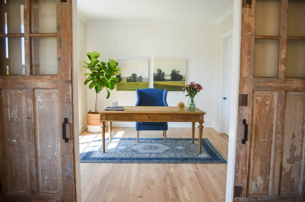 Esempio di uno studio country con pareti beige, parquet chiaro, scrivania autoportante e pavimento beige
