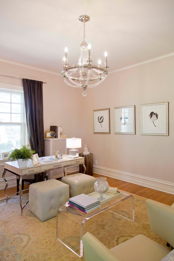 Foto de despacho clásico renovado de tamaño medio con paredes rosas, suelo de madera en tonos medios y escritorio independiente