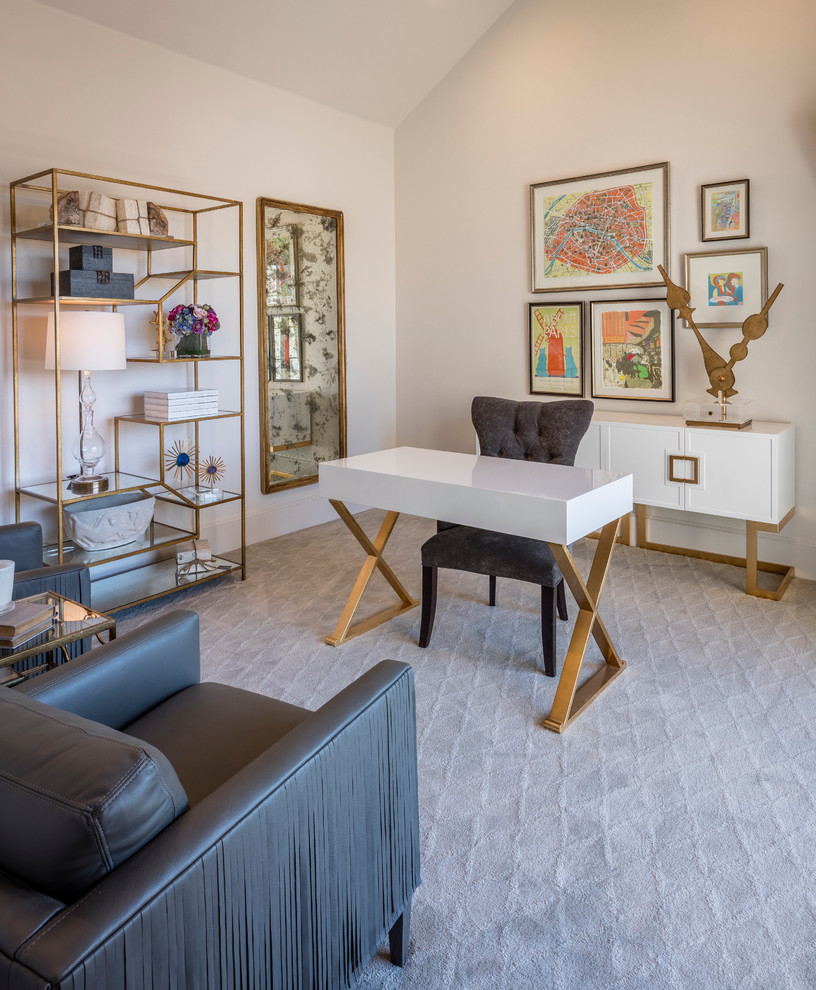 Ejemplo de despacho tradicional renovado de tamaño medio con paredes blancas, suelo de baldosas de cerámica y escritorio independiente