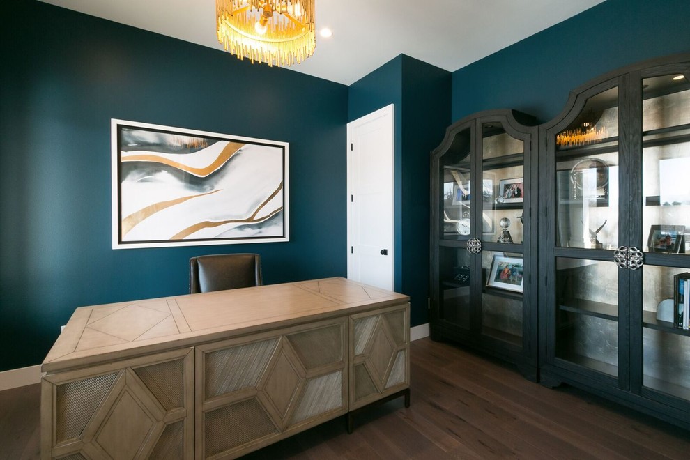Пример оригинального дизайна: кабинет среднего размера в стиле неоклассика (современная классика) с синими стенами, темным паркетным полом и отдельно стоящим рабочим столом без камина