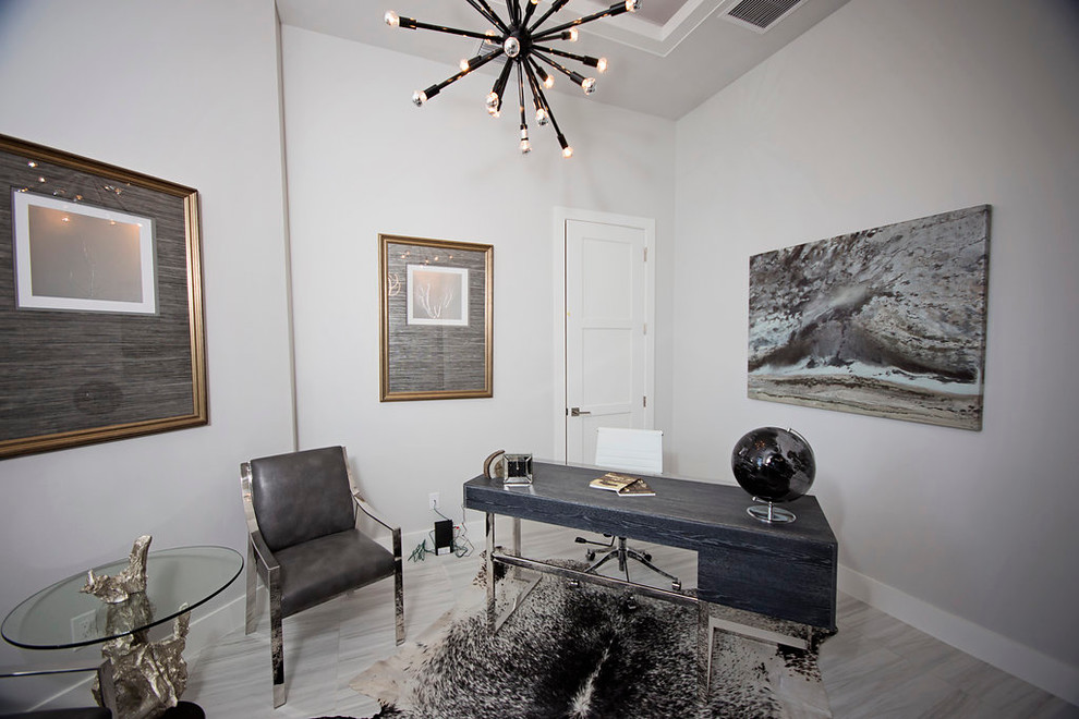 Mittelgroßes Modernes Arbeitszimmer mit Arbeitsplatz, grauer Wandfarbe, freistehendem Schreibtisch und hellem Holzboden in Miami
