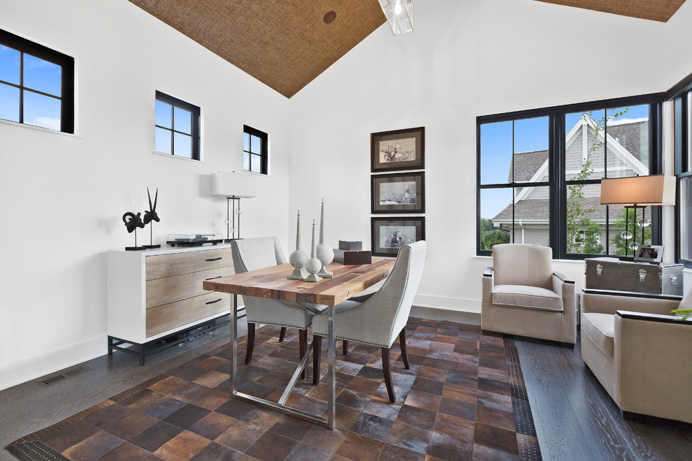 Foto di uno studio design di medie dimensioni con pareti bianche, parquet scuro, nessun camino, scrivania autoportante e pavimento marrone