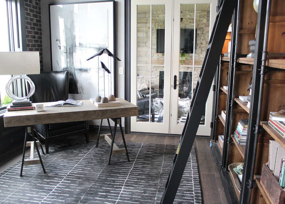 Foto di uno studio chic di medie dimensioni con pareti grigie, parquet scuro, scrivania autoportante e pavimento marrone