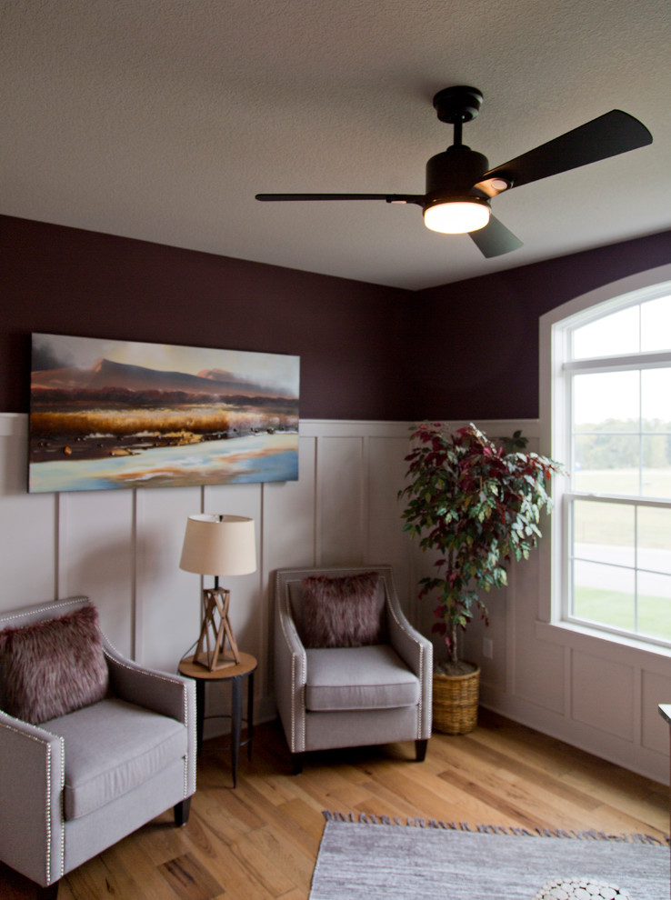 На фото: кабинет среднего размера в стиле рустика с фиолетовыми стенами, паркетным полом среднего тона, отдельно стоящим рабочим столом и коричневым полом с