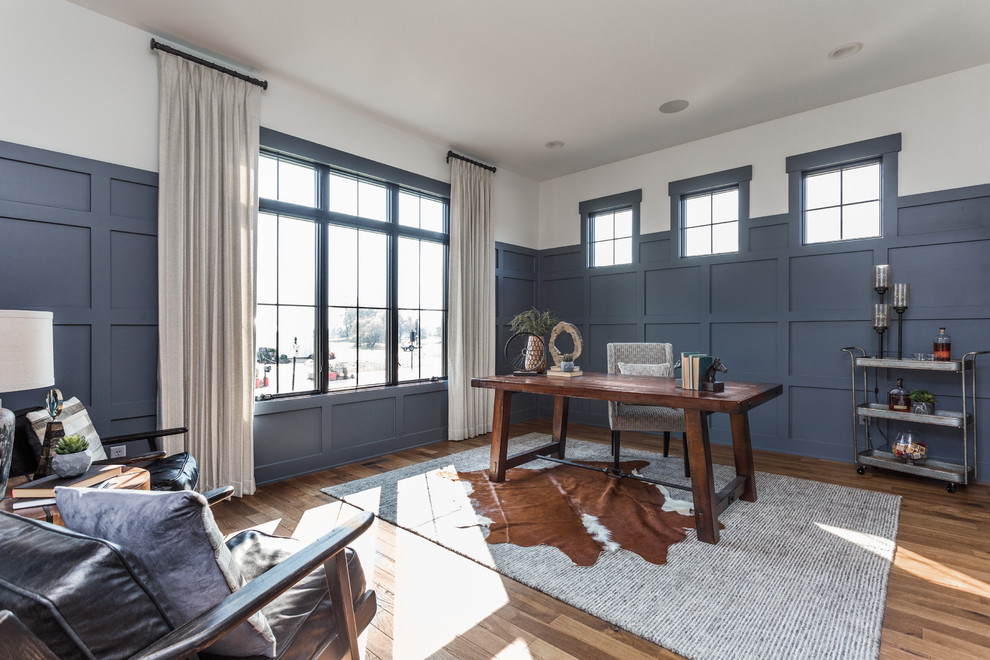 Imagen de despacho de estilo de casa de campo grande con paredes grises, suelo de madera en tonos medios y suelo multicolor