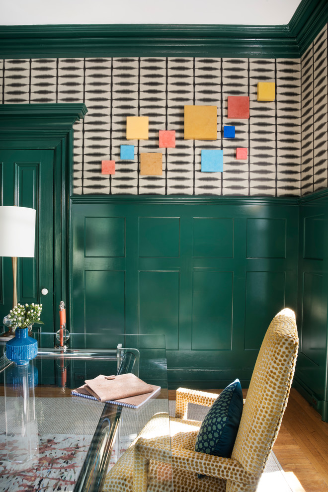 Ejemplo de despacho ecléctico de tamaño medio con paredes verdes, suelo de madera en tonos medios y escritorio independiente