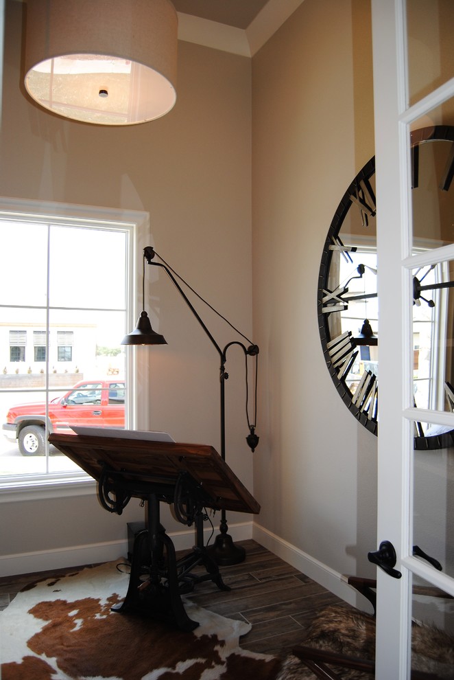 Foto de despacho clásico renovado pequeño sin chimenea con paredes beige, suelo de madera oscura y suelo marrón