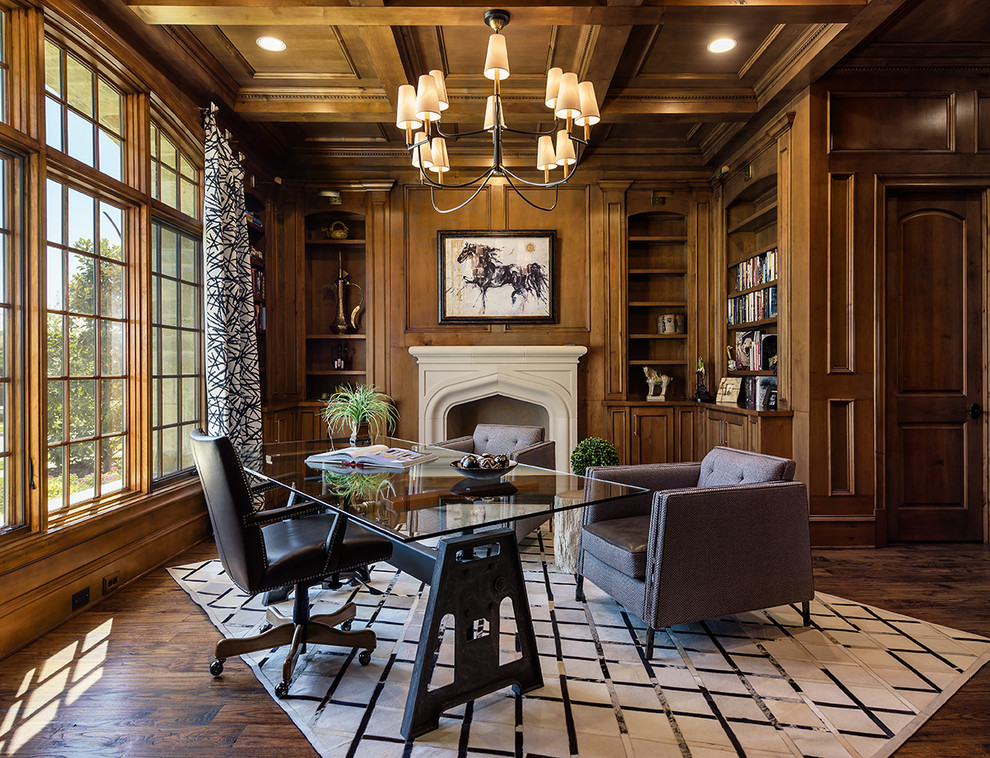 Inredning av ett klassiskt arbetsrum, med bruna väggar, mellanmörkt trägolv, en standard öppen spis, ett fristående skrivbord och brunt golv