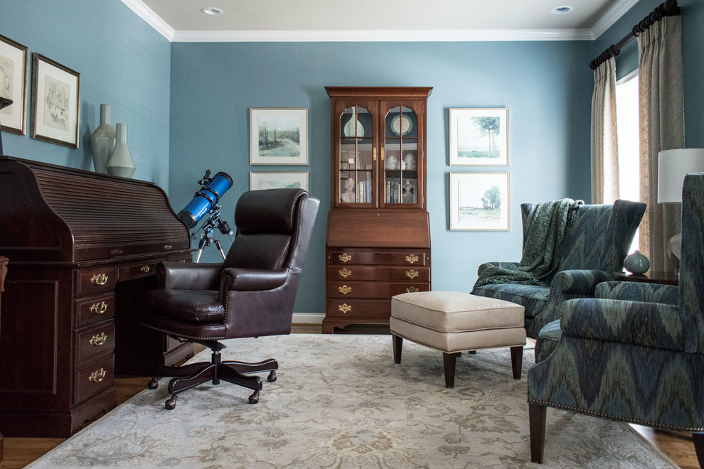 Источник вдохновения для домашнего уюта: рабочее место среднего размера в стиле неоклассика (современная классика) с синими стенами, паркетным полом среднего тона, отдельно стоящим рабочим столом и коричневым полом
