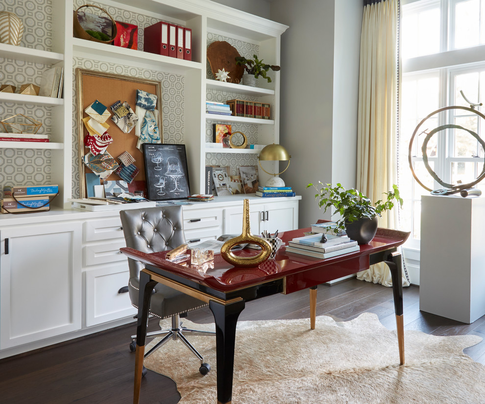 Imagen de despacho tradicional grande sin chimenea con paredes multicolor, suelo de madera oscura, escritorio independiente y suelo marrón
