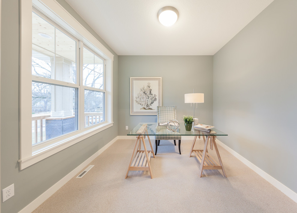 Mittelgroßes Landhausstil Arbeitszimmer mit Arbeitsplatz, grüner Wandfarbe, Teppichboden, freistehendem Schreibtisch und beigem Boden in Minneapolis