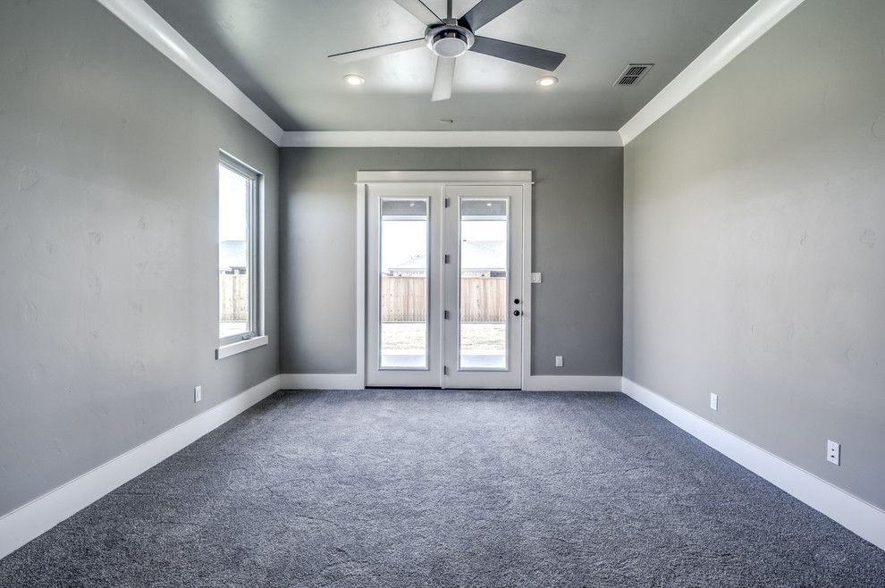 Mittelgroßes Klassisches Arbeitszimmer mit Arbeitsplatz, grauer Wandfarbe, Teppichboden und grauem Boden in Austin