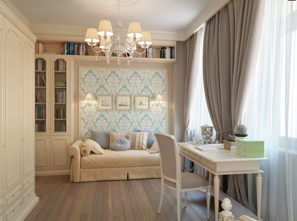 Diseño de despacho romántico pequeño sin chimenea con biblioteca, paredes beige, suelo de madera clara, escritorio independiente y suelo marrón