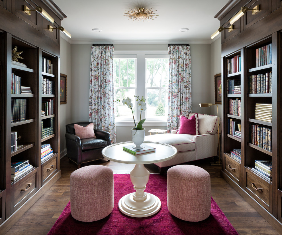 Свежая идея для дизайна: домашняя библиотека в классическом стиле с серыми стенами и темным паркетным полом - отличное фото интерьера