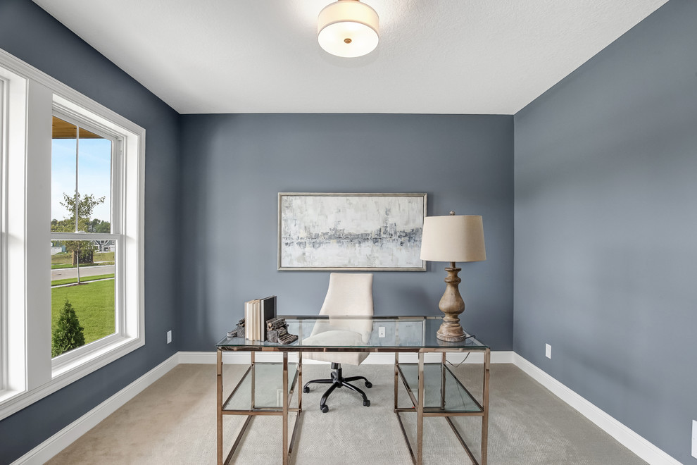 Источник вдохновения для домашнего уюта: рабочее место среднего размера с синими стенами, ковровым покрытием, отдельно стоящим рабочим столом и серым полом без камина