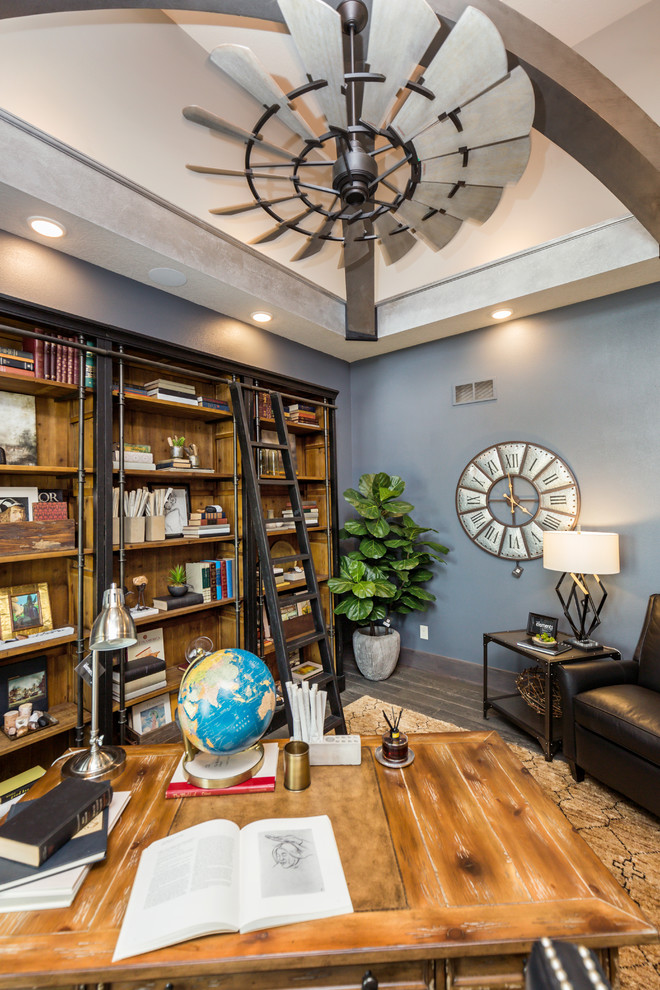 他の地域にある中くらいなインダストリアルスタイルのおしゃれな書斎 (グレーの壁、濃色無垢フローリング、暖炉なし、自立型机、茶色い床) の写真