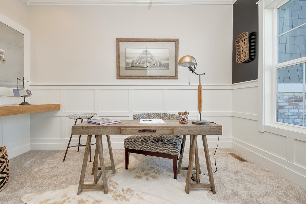 Foto di uno studio contemporaneo di medie dimensioni con pareti beige, moquette, nessun camino, scrivania autoportante e pavimento beige