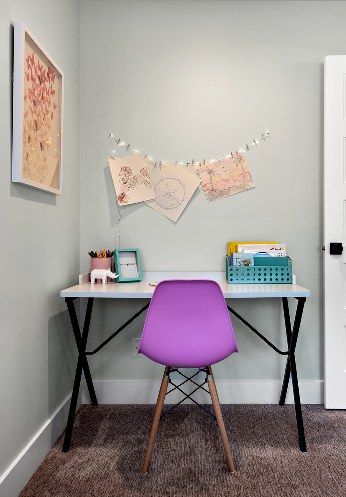 ソルトレイクシティにあるエクレクティックスタイルのおしゃれなホームオフィス・書斎 (グレーの壁、カーペット敷き、自立型机、ベージュの床) の写真