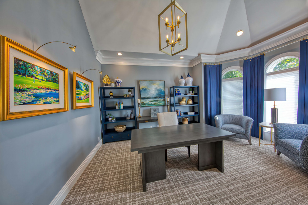 Ejemplo de despacho tradicional grande sin chimenea con paredes azules, moqueta, escritorio independiente y suelo multicolor