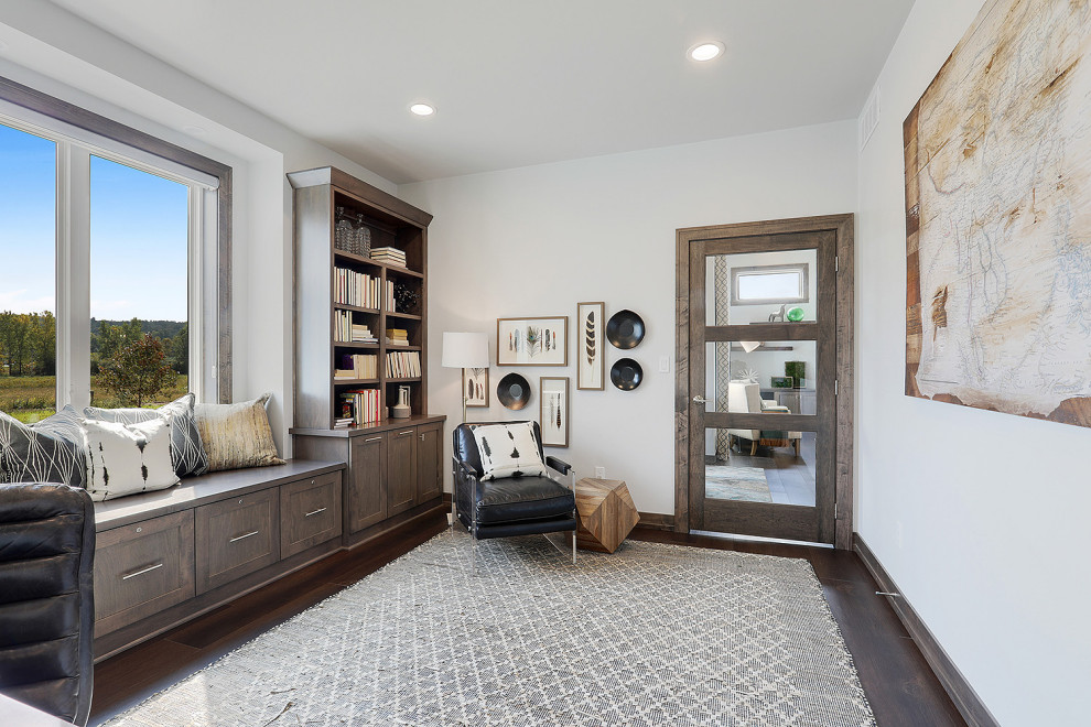 Ejemplo de despacho clásico renovado de tamaño medio sin chimenea con suelo marrón, paredes blancas, suelo de madera oscura y escritorio empotrado