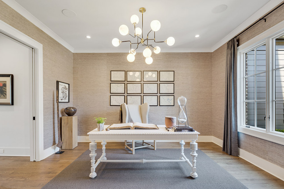 Ejemplo de despacho clásico renovado de tamaño medio sin chimenea con paredes marrones, suelo de madera clara, escritorio independiente y suelo marrón