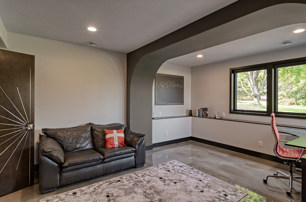 На фото: кабинет среднего размера в стиле ретро с бетонным полом, серым полом и балками на потолке
