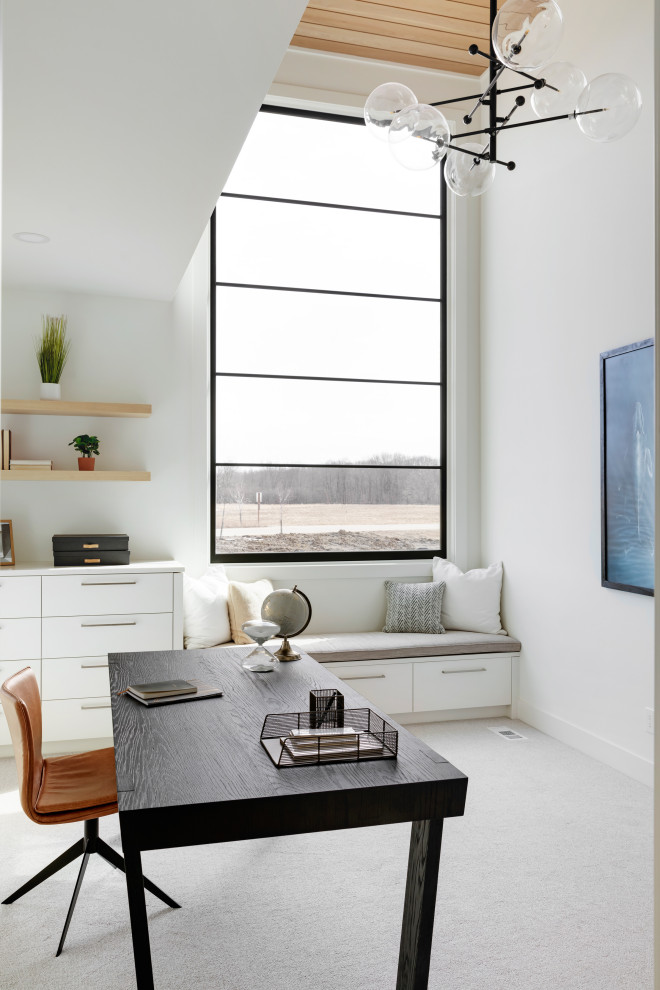 Foto di uno studio design con pareti bianche, moquette, scrivania autoportante e pavimento grigio