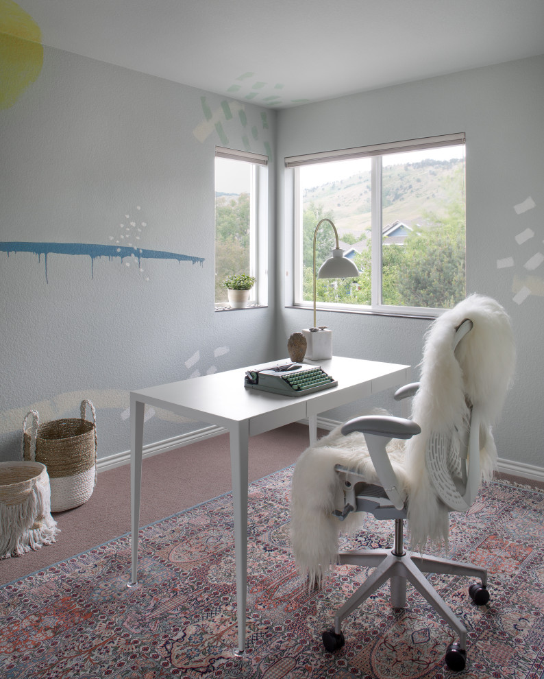 Modelo de despacho bohemio de tamaño medio con paredes azules, moqueta y escritorio independiente