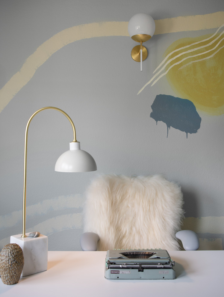 Источник вдохновения для домашнего уюта: кабинет среднего размера в стиле фьюжн с синими стенами, ковровым покрытием и отдельно стоящим рабочим столом