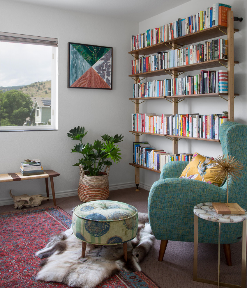 Пример оригинального дизайна: домашняя библиотека среднего размера в стиле фьюжн с ковровым покрытием, синими стенами и отдельно стоящим рабочим столом