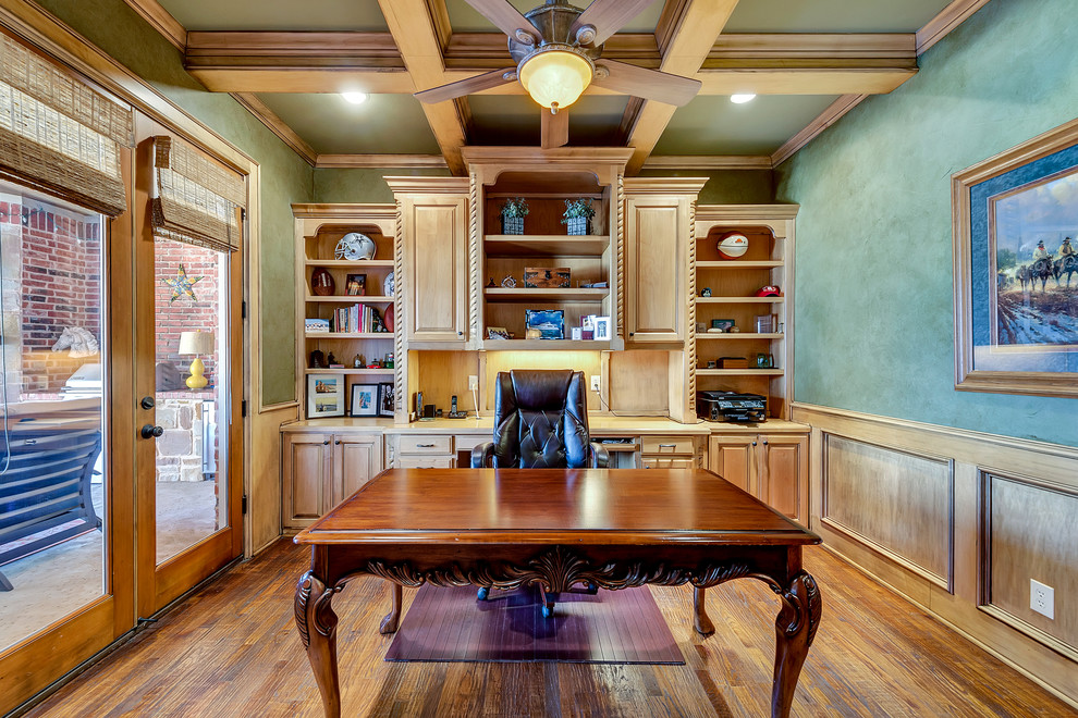 Cette image montre un bureau traditionnel avec un mur vert, un sol en bois brun, aucune cheminée et un bureau indépendant.