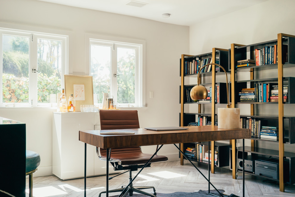 Ispirazione per un ufficio minimal con pareti bianche, parquet chiaro, scrivania autoportante e pavimento grigio