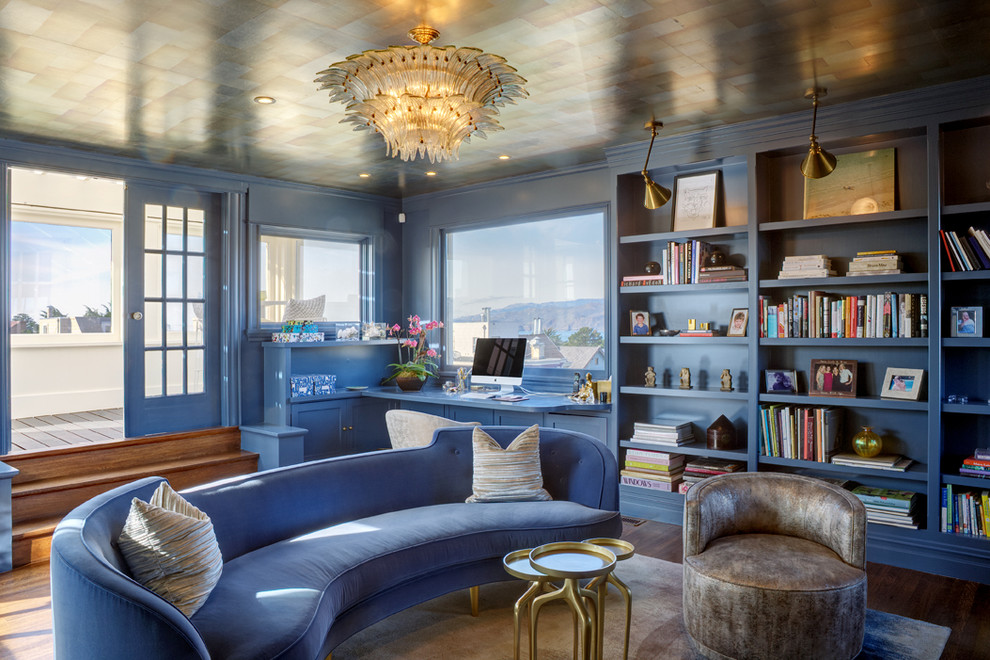 サンフランシスコにあるコンテンポラリースタイルのおしゃれな書斎 (青い壁、無垢フローリング、暖炉なし、造り付け机、茶色い床) の写真