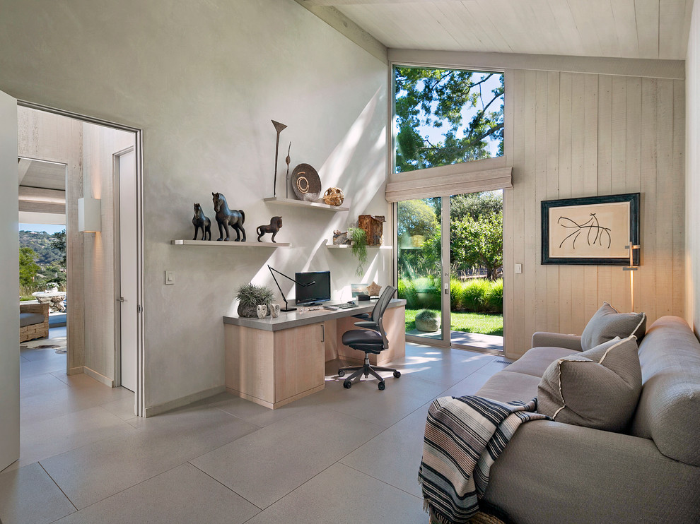 Mittelgroßes Modernes Arbeitszimmer ohne Kamin mit Arbeitsplatz, beiger Wandfarbe, Porzellan-Bodenfliesen und Einbau-Schreibtisch in Santa Barbara
