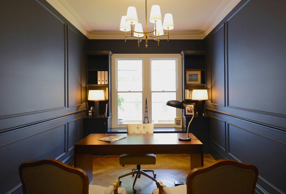 Großes Klassisches Arbeitszimmer ohne Kamin mit Arbeitsplatz, blauer Wandfarbe, braunem Holzboden und freistehendem Schreibtisch in Geelong