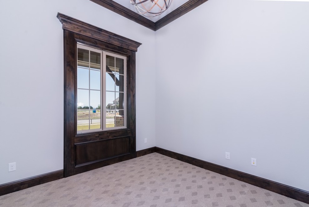 ダラスにある高級な中くらいなトランジショナルスタイルのおしゃれなホームオフィス・書斎 (白い壁、セラミックタイルの床、暖炉なし、自立型机、ベージュの床) の写真